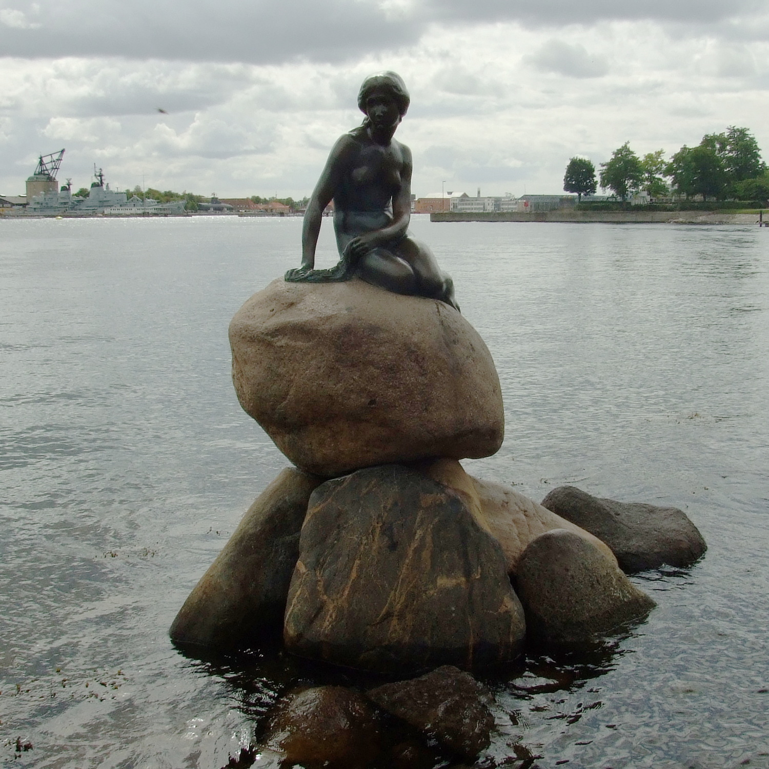 pomnik Małej Syrenki na kopenhaskim wybrzeżu