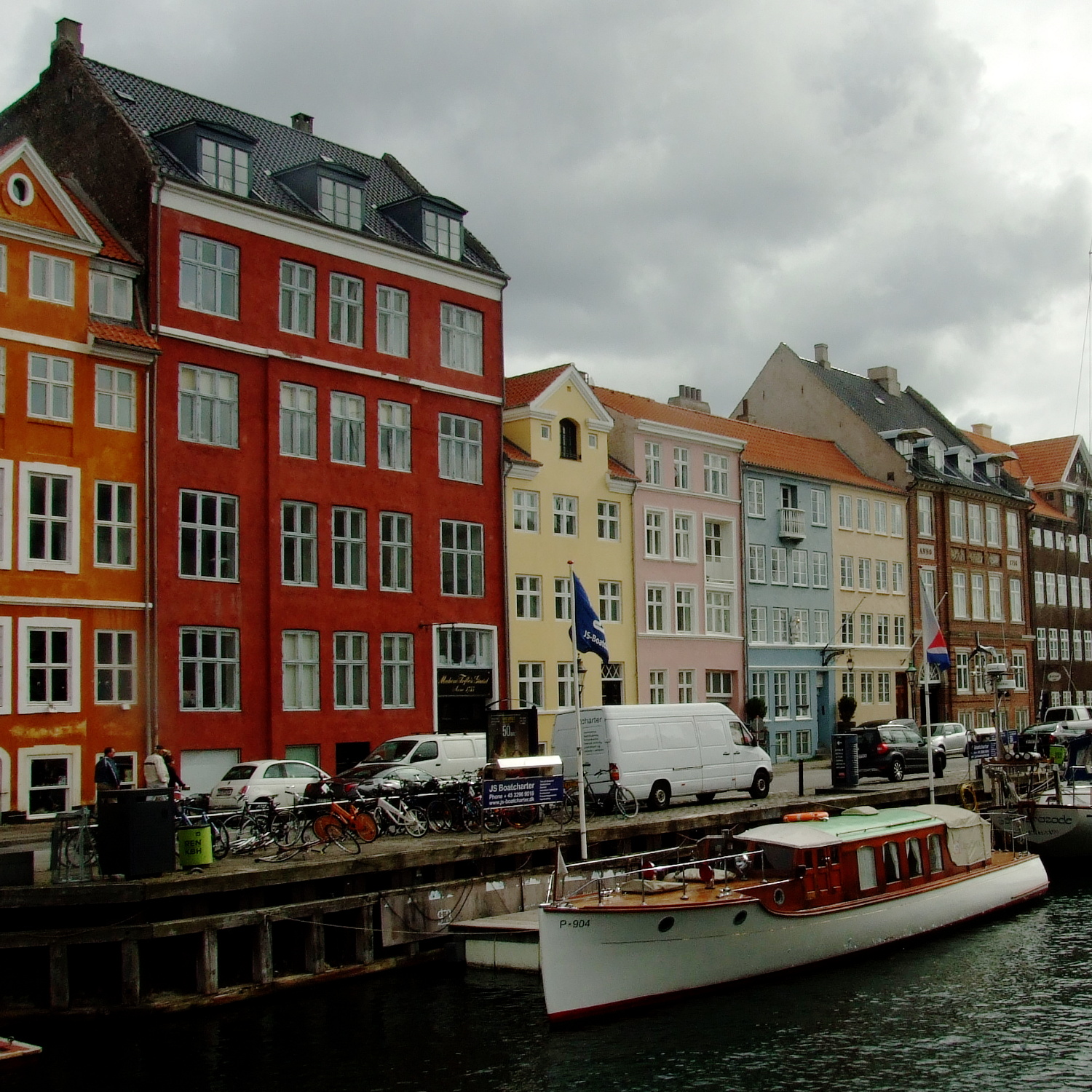 kolorowe kamienice nad portowym kanałem Nyhavn