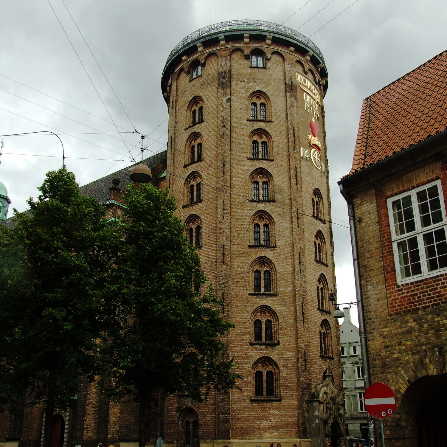 okrągła wieża przy kościele Świętej Trójcy